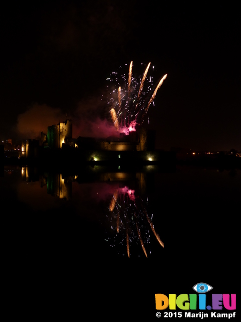 FZ024273 Fireworks over Caerphilly Castle